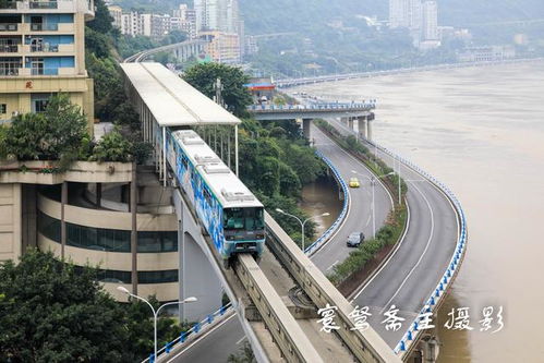 洪峰過境重慶 磁器口與洪崖洞變澤國，南濱路沖鋒舟穿梭